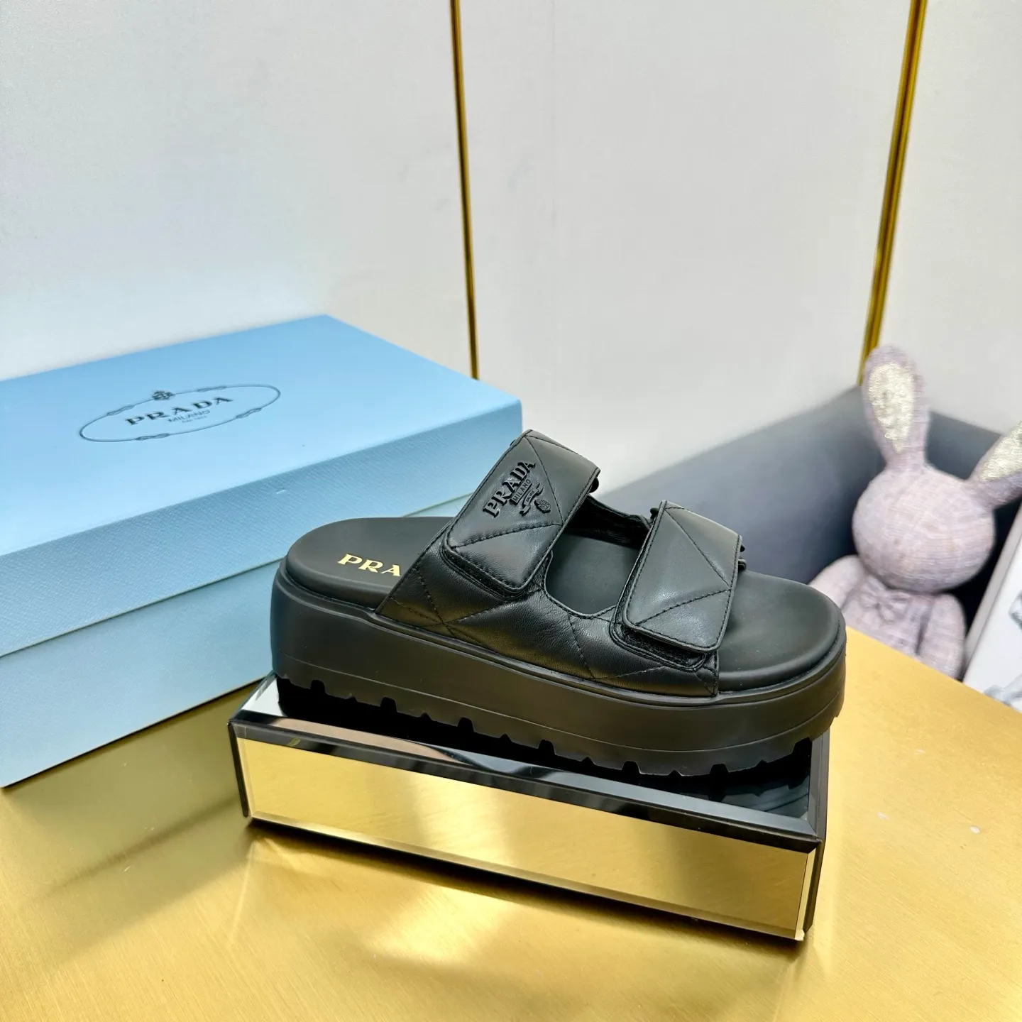 💕💕Factory direct selling price p480💕💕 The highest version of Prada's new thick-soled casual sneakers. This sneaker continues the timeless silhouette and is a new classic item. Crafted from leather to enhance style. The style is light, with a triangle buckle logo and a 5CM thick sole. It is suitable for all seasons and can be matched with all kinds of casual styles. In an era where various styles are full of attention, the most long-term companion and the one that captures people's hearts bit by bit is undoubtedly the white shoe. Fabric: Cowhide Lining: Sheepskin Outsole: Original rubber outsole Sole thickness: 5CM Size 35-41